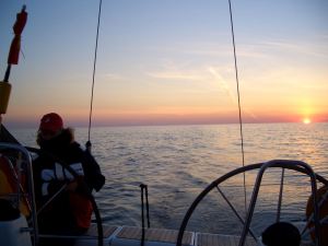 Sonnenuntergang auf Segelyacht auf der Ostsee